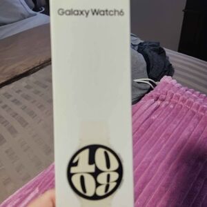 Samsung Galaxy Watch6 in Elegant White